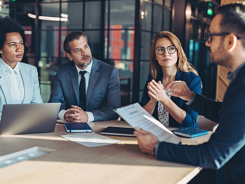 réunion-femmes-hommes-discussion-contrat
