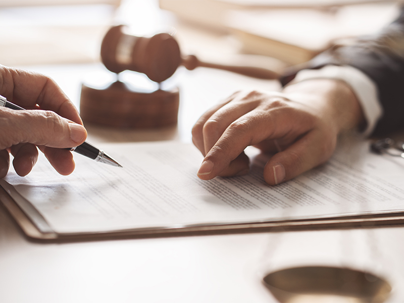 droit-contrat-main-crayon