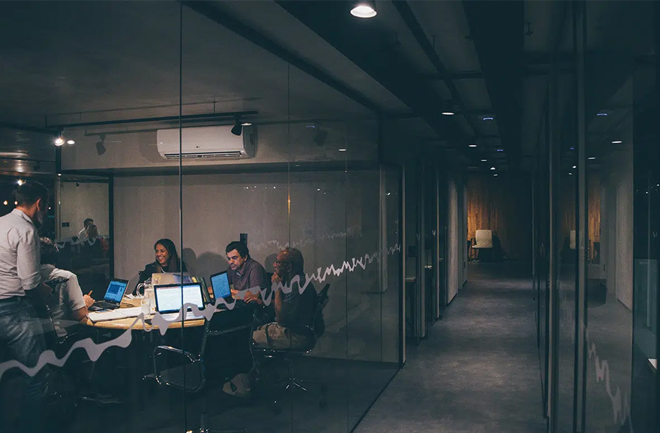 informatique-reunion-femme-homme-ordinateur