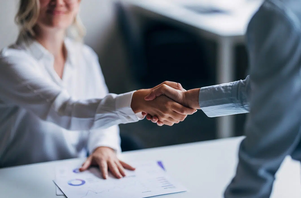 main-serrage-financement