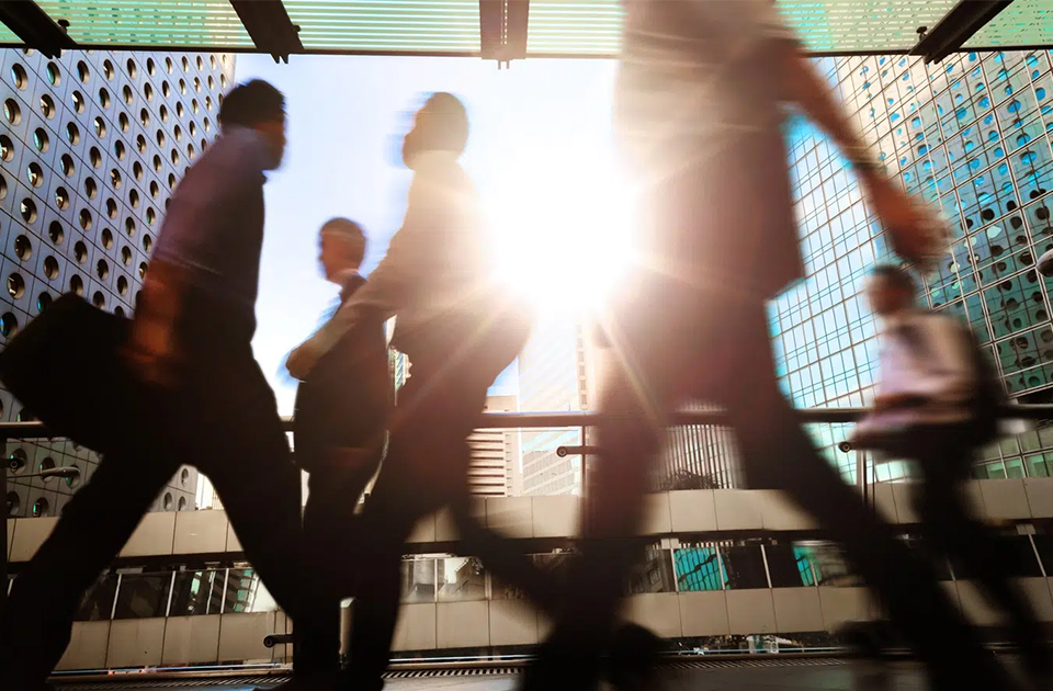 personnes-marche-valise-mouvement